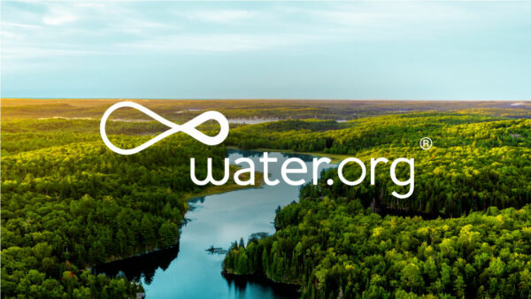 Logo water.org sur un arrière-plan de rivière