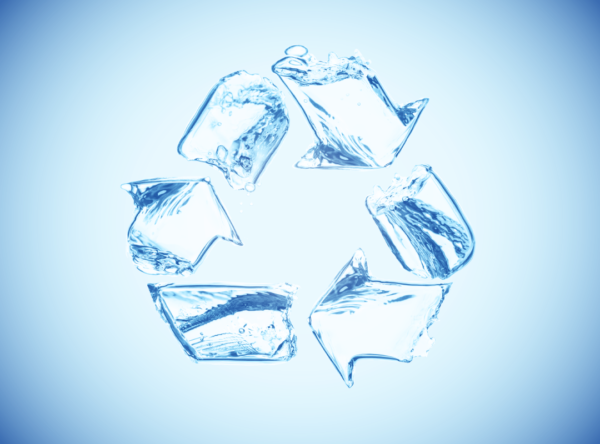Recyclagesymbool met pijltjes in water