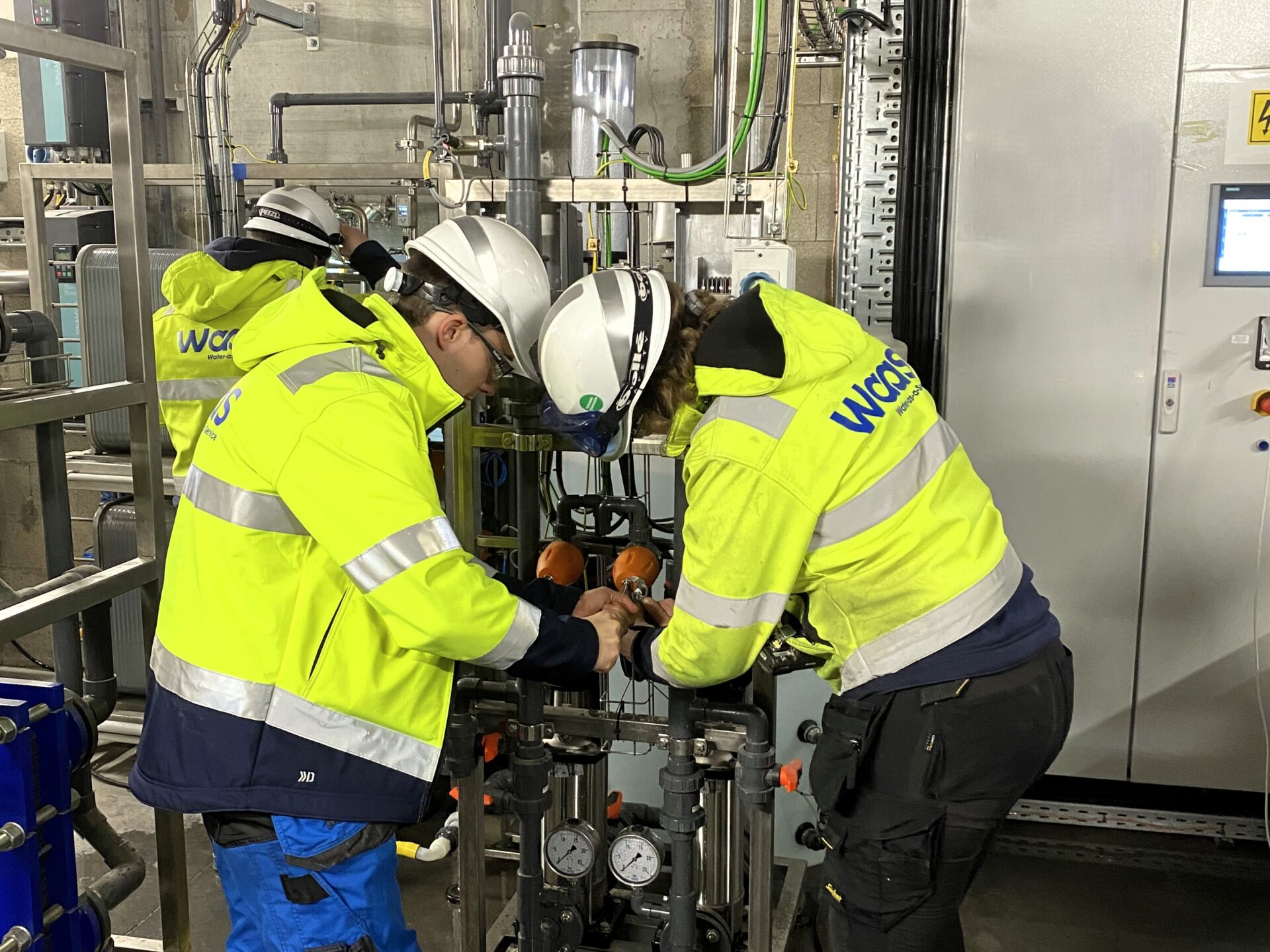 Werknemers van Ekopak installeren waterbehandelingsinstallatie in Douai, FR
